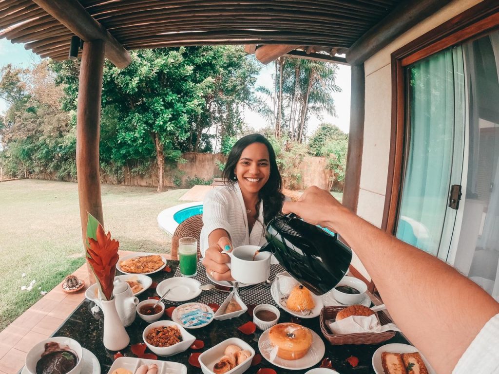 Casal tomando café da manhã no Gungaporanga no turismo nacional pós-pandemia