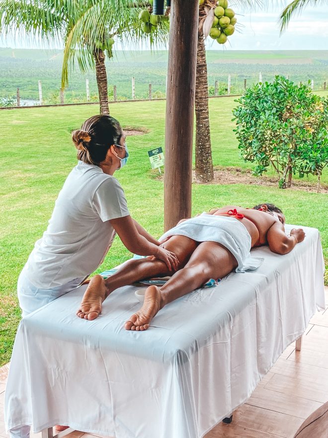 Alagoas por todos os sentidos: mulher massageando com óleo essencial