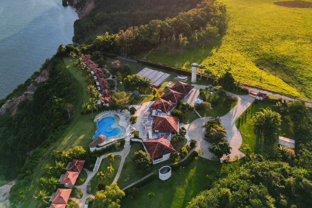 Como é se hospedar em um bangalô suspenso com vista para o encontro do mar e da lagoa